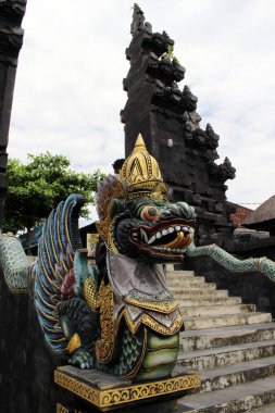 Bali 'deki Tanah Lot Tapınağı' nın girişine heykel ve imza. Ocak 2022 'de çekildi.