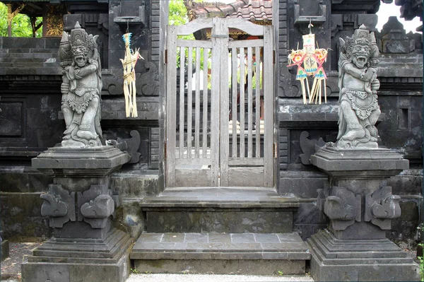 Standbeelden Bewaken Een Tempel Houten Deur Tanah Lot Complex Bali — Stockfoto