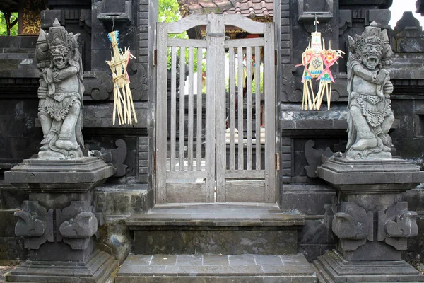 Standbeelden Bewaken Een Tempel Houten Deur Tanah Lot Complex Bali — Stockfoto