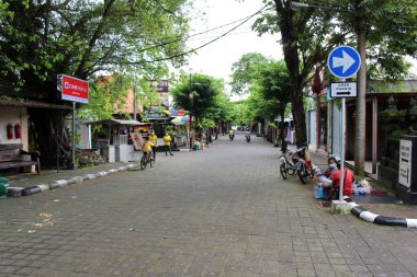 Boş cadde ve Tanah Lot Tapınağı civarında salgınlar yüzünden terk edilmiş bir iş. Ocak 2022 'de çekildi..