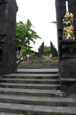 Bali Tapınağı 'nın boş giriş kapısı. Ocak 2022 'de çekildi..