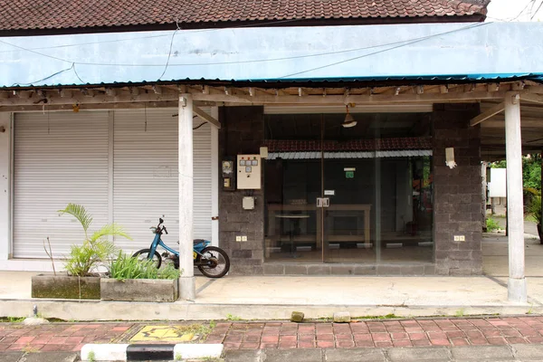 Motorfiets Voor Verlaten Winkel Bij Tanah Lot Temple Bali Door — Stockfoto