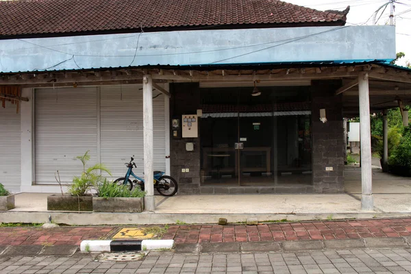 Мотоцикл Перед Покинутим Магазином Танах Лот Темпл Балі Через Пандемії — стокове фото