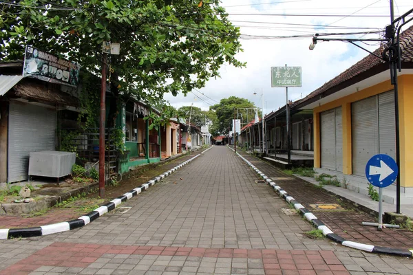 由于流行病 巴厘Tanah Lot寺的街道 摊位和商店空无一人 2022年1月 — 图库照片