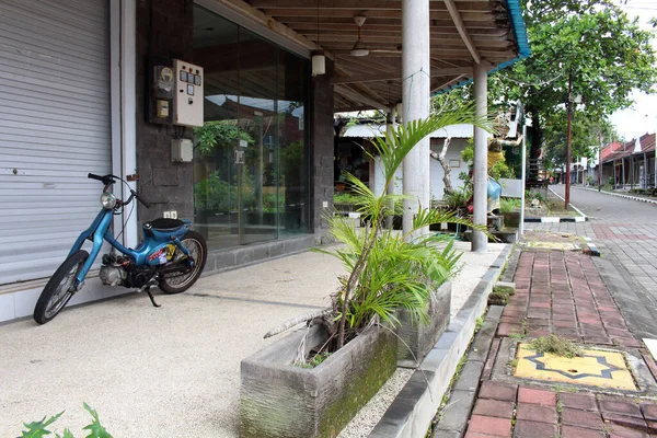 Motorrad Vor Verlassenem Geschäft Tanah Lot Tempel Bali Abgestellt Aufnahme — Stockfoto