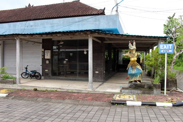 Κενό Δρόμο Και Εγκαταλελειμμένα Καταστήματα Γύρω Από Tanah Lot Ναό — Φωτογραφία Αρχείου