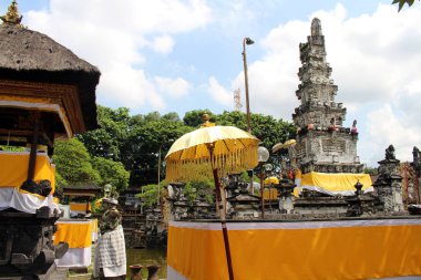 Bulutlu bir günde Denpasar, Bali 'den Pura Agung Jagatnatha' nın ana binası. Ocak 2022 'de çekildi.