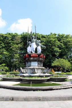 Bali 'deki Badung' lu Lapangan Puputan halk parkında sömürgeciliğe karşı kahramanlık heykeli. Ocak 2022 'de çekildi..