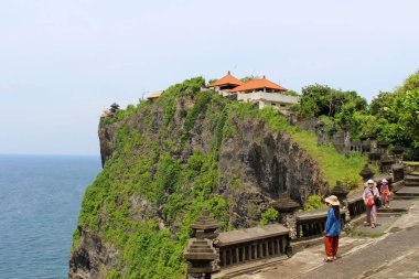 Salgın sırasında çok az turist Bali Uluwatu Tapınağı 'nı ziyaret eder. Ocak 2022 'de çekildi..