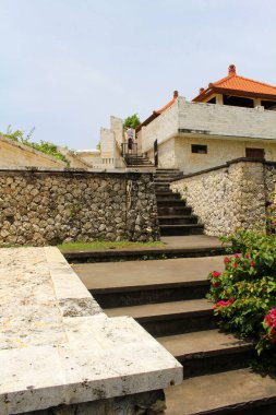 Bali 'deki Uluwatu Tapınağı' na gidiyoruz. Ocak 2022 'de çekildi..