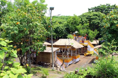 Tören için Uluwatu Tapınağı 'nın etrafına sarı giysiler sarılmış geçici binalar. Ocak 2022 'de çekildi..