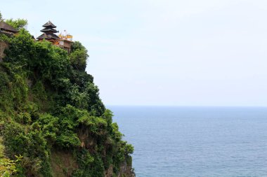 Uluwatu Pura 'nın çatısı kompleksin kuzey tarafından görüldü. Ocak 2022 'de çekildi..
