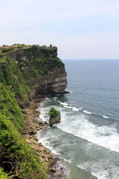 巴厘岛乌鲁瓦图寺周围的浪花翻滚 2022年1月 — 图库照片