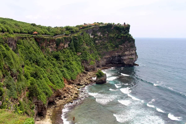 巴厘岛Uluwatu寺周围的岩石和波浪 2022年1月 — 图库照片