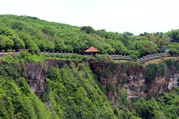 在乌鲁瓦图寺建筑群中 游客试图在违法的同时拍照 2022年1月 — 图库照片