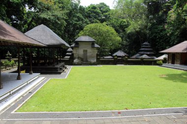 Bali 'deki Alas Kedaton Ana Tapınağı' ndaki bahçe. Ocak 2022 'de çekildi.