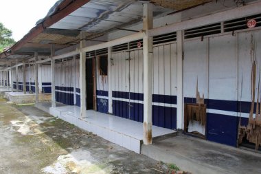 Alas Kedaton Maymun Ormanı civarındaki iflas mağazaları. Ocak 2022 'de çekildi..