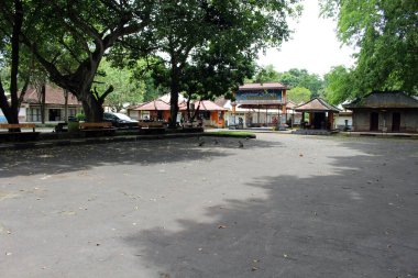 Salgın sırasında Alas Kedaton civarında boş park yeri. Ocak 2022 'de çekildi.