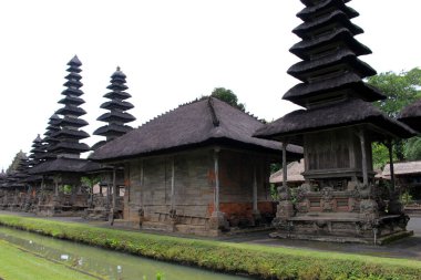 Bali 'deki Taman Ayun Tapınağı' nın eşsiz çatı mimarisi. Ocak 2022 'de çekildi..