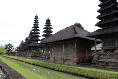 Bali 'deki Taman Ayun Tapınağı' nın eşsiz çatı mimarisi. Ocak 2022 'de çekildi..