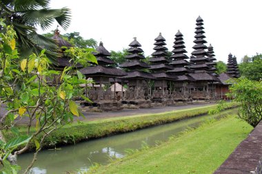 Bali 'deki Taman Ayun Tapınağı civarında salgın nedeniyle turist yok. Ocak 2022 'de çekildi..