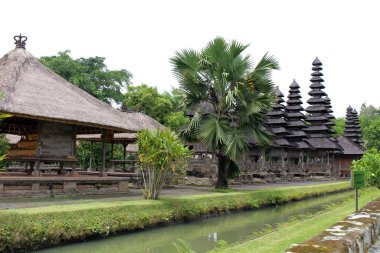 Bali 'deki Taman Ayun Tapınağı civarında salgın nedeniyle turist yok. Ocak 2022 'de çekildi..
