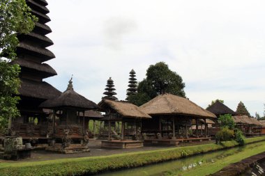 Salgın nedeniyle Bali 'deki Taman Ayun Tapınağı civarında. Ocak 2022 'de çekildi..