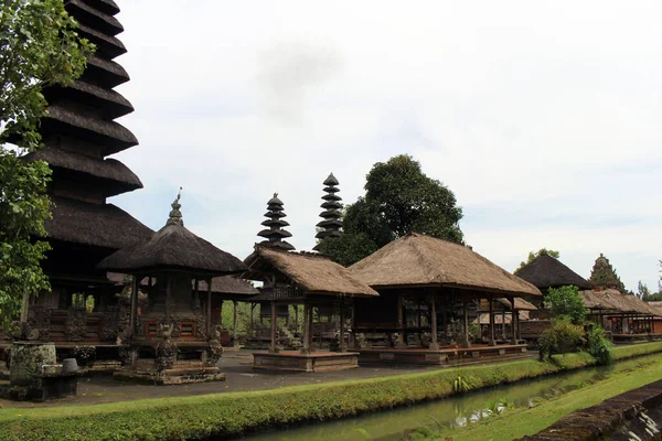 Salgın nedeniyle Bali 'deki Taman Ayun Tapınağı civarında. Ocak 2022 'de çekildi..