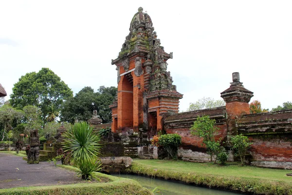 Bali 'deki Taman Ayun kompleksinin giriş kapısı. Ocak 2022 'de çekildi..