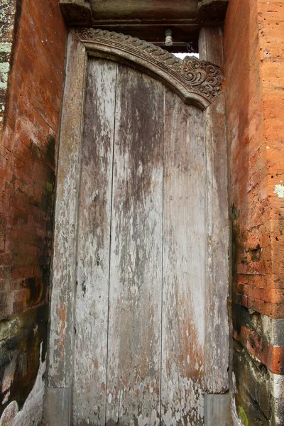 塔曼艾云寺的入口由砖头和木门组成 2022年1月 — 图库照片