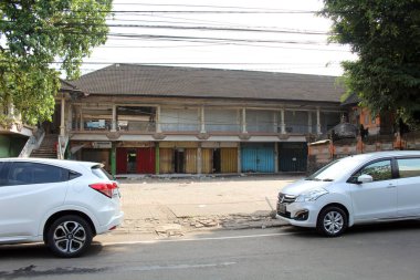 Şehir merkezinde genellikle kalabalık olan boş Ubud sanat marketi. Ocak 2022 'de çekildi..
