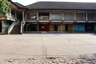Genellikle kalabalık olan boş Ubud pazarı. Ocak 2022 'de çekildi..