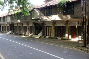 Ubud Maymun Ormanı 'ndaki boş dükkanlar. Ocak 2022 'de çekildi..