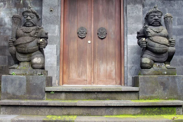 Arquitectura Entrada Una Villa Bali Puerta Estatuas Madera — Foto de Stock