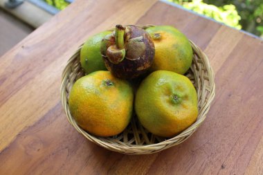 Bali 'de bir kase portakal ve mangosteen servis edilir..