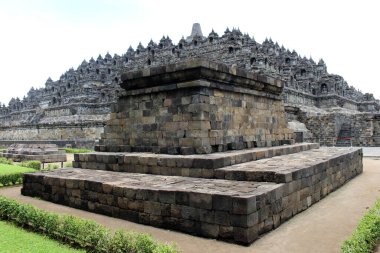 Borobudur 'un köşesindeki en büyük Budist Tapınağı. Mart 2022 'de salgın sırasında çekilmiş..