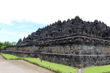 Borobudur 'un bir başka köşesi Budist Tapınağı' nın en büyüğü. Mart 2022 'de salgın sırasında çekilmiş..