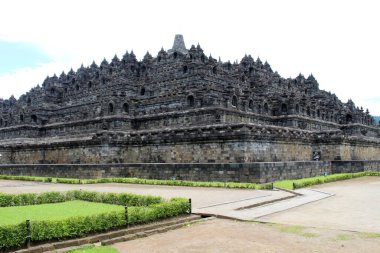 Borobudur 'un bir başka köşesi Budist Tapınağı' nın en büyüğü. Mart 2022 'de salgın sırasında çekilmiş..