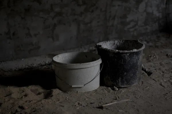 Dva kbelíky ve tmě. — Stock fotografie