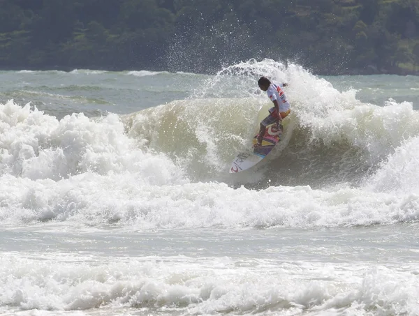 PHUKET, THAILAND - SYYSKUU 14: tunnistamaton surffaaja kilpailee — kuvapankkivalokuva