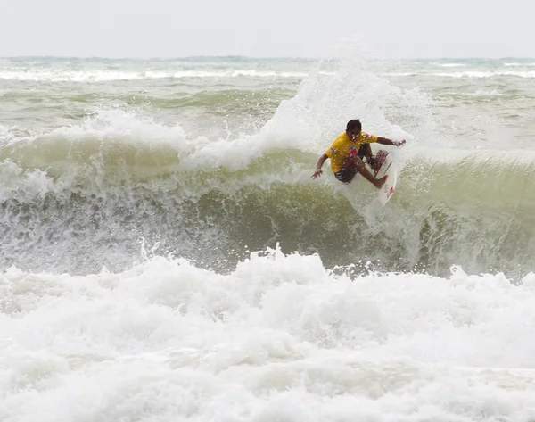 Phuket, thailand - 14 september: niet-geïdentificeerde surfer races de — Stockfoto