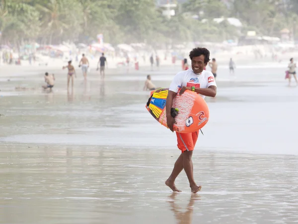 PHUKET, THAILAND - SEPTEMBER 14: unidentified surfer races the — Stock Photo, Image