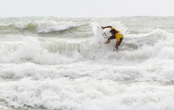 PHUKET, THAILAND - SEPTEMBER 14: unidentified surfer races the — Stock Photo, Image