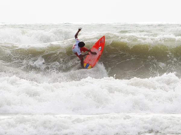 PHUKET, THAILAND - SEPTEMBER 14: unidentified surfer races the — Stock Photo, Image