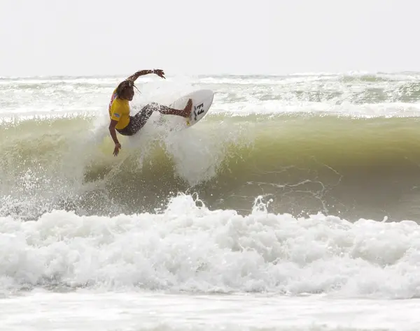 PHUKET, THAILAND - SEPTEMBER 14: unidentified surfer races the — Stock Photo, Image