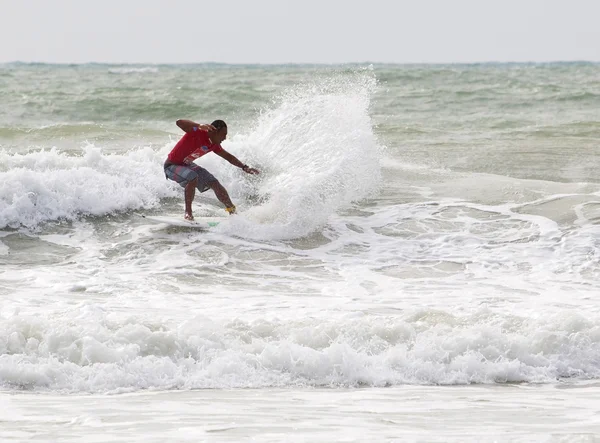 PHUKET, THAILAND - SEPTEMBER 14: unidentified surfer races the — Stock Photo, Image