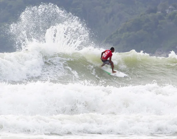 PHUKET, THAILAND - SEPTEMBER 14: unidentified surfer races the — Stock Photo, Image