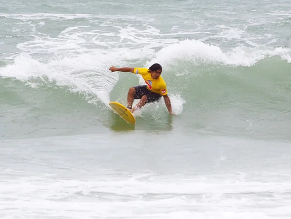 Phuket, thailand - 15 september: niet-geïdentificeerde surfer wedstrijden de quiksilver open phuket thailand op 15 september, 2012 op patong strand in phuket, thailand — Stockfoto