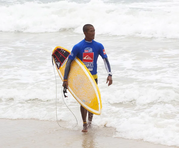 Phuket, Tajlandia - 15 września: niezidentyfikowane internauta ras quiksilver otwarte phuket Tajlandia na 15 września 2012 w patong beach na wyspie phuket, Tajlandia — Zdjęcie stockowe