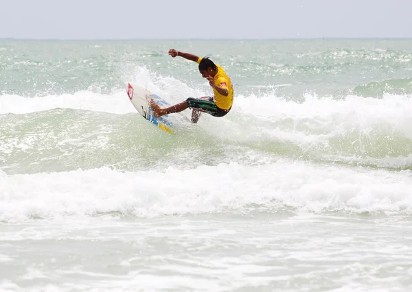 PHUKET, THAILAND - SEPTEMBER 15: unidentified surfer races the — Stock Photo, Image